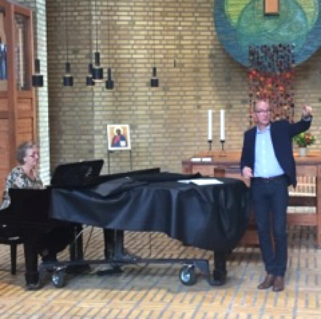 Biträdande domkyrkoorg. Stefan Ekblad instruerar